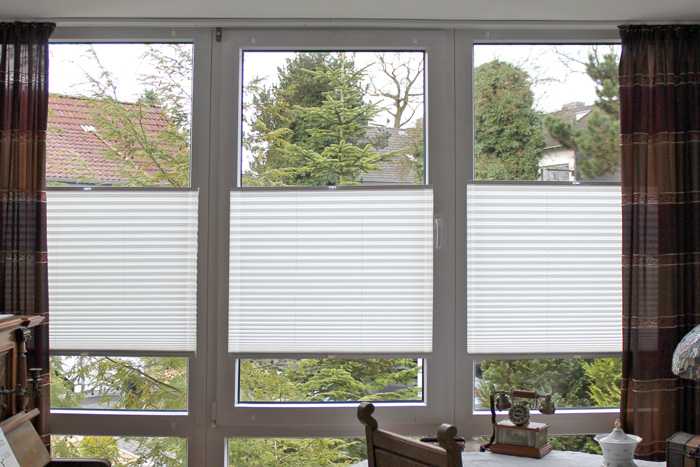 Plissees als dekorativer Sicht- und Sonnenschutz für Fensterfronten