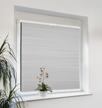 Wabenplissee an Fenster montiert